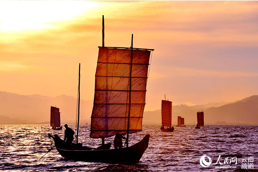 Sunset glow of Dian Lake in fishing closed season
