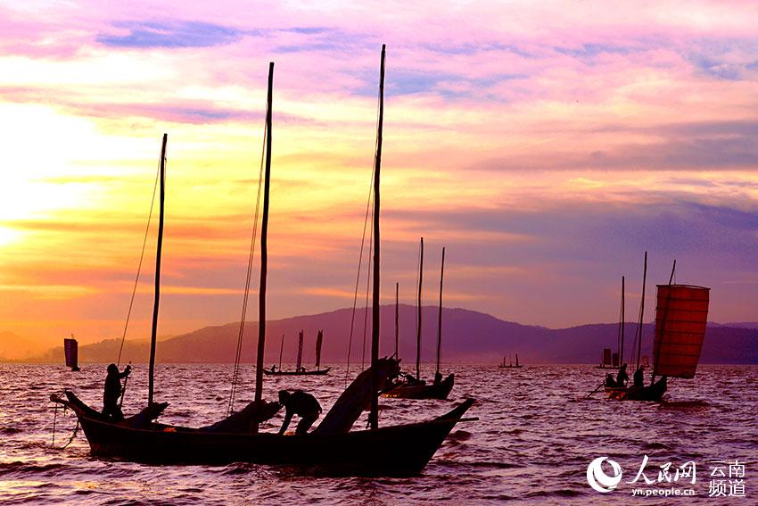 Sunset glow of Dian Lake in fishing closed season
