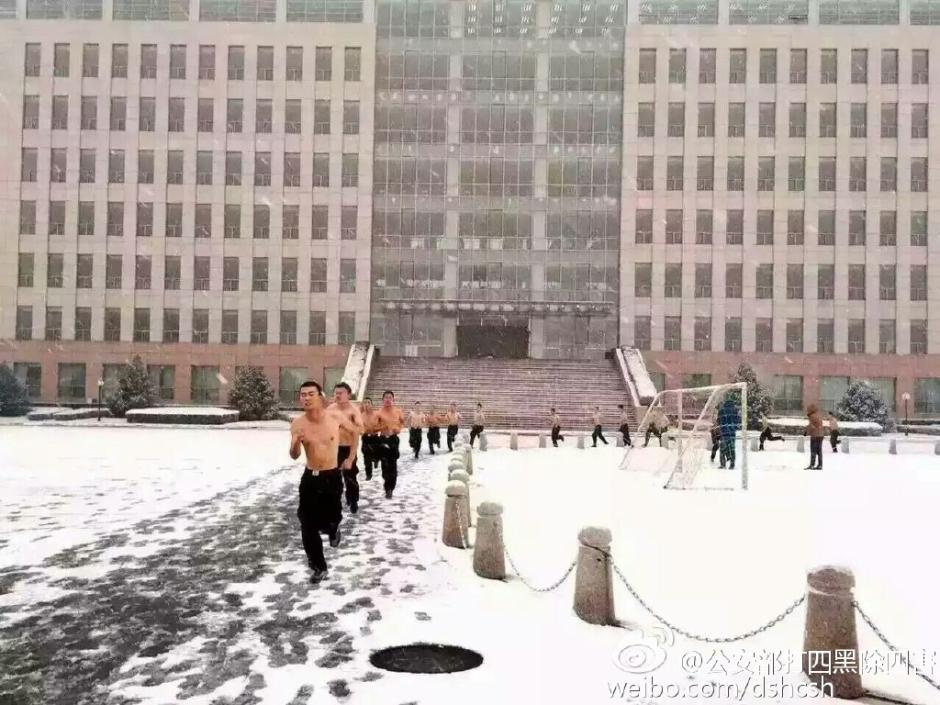 Half Naked Students Take Training In Snow People S Daily Online