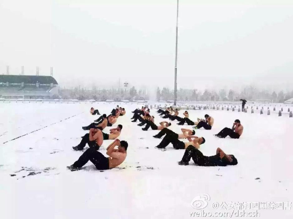 Half Naked Students Take Training In Snow 3 People S Daily Online
