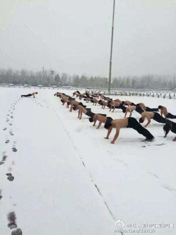 Half Naked Students Take Training In Snow 4 People S Daily Online