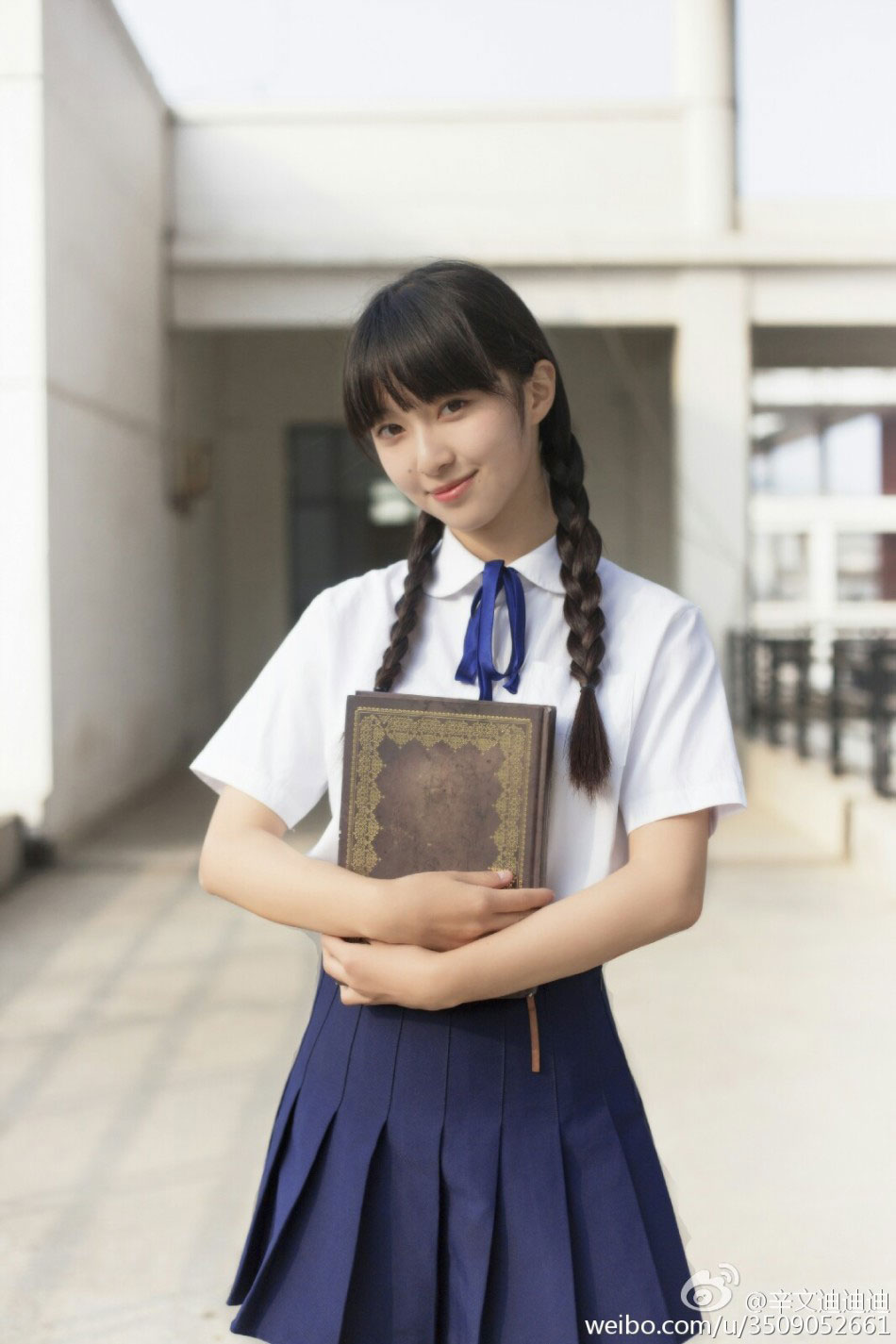 Beautiful university student becomes an instant hit