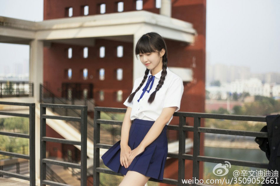 Beautiful university student becomes an instant hit