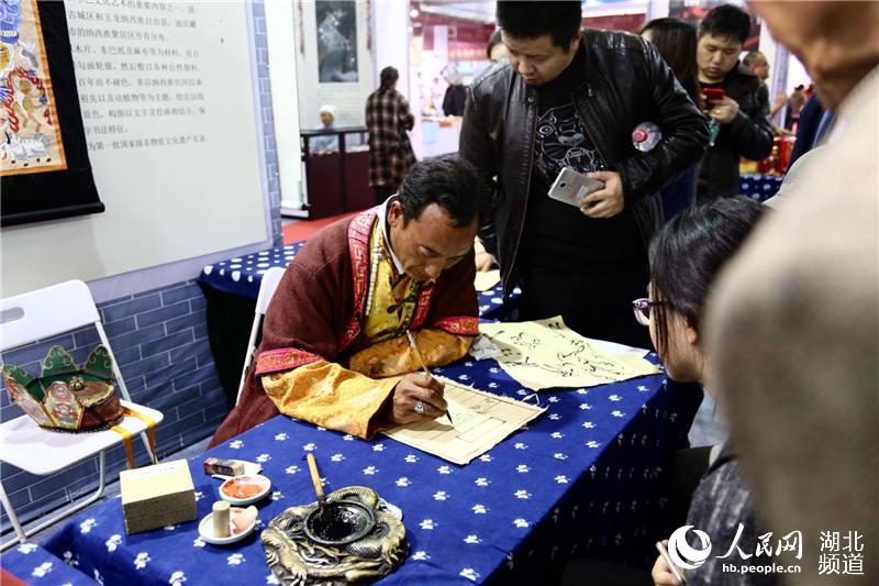 Intangible cultural heritage exhibition along Yangtze River opens in Hubei