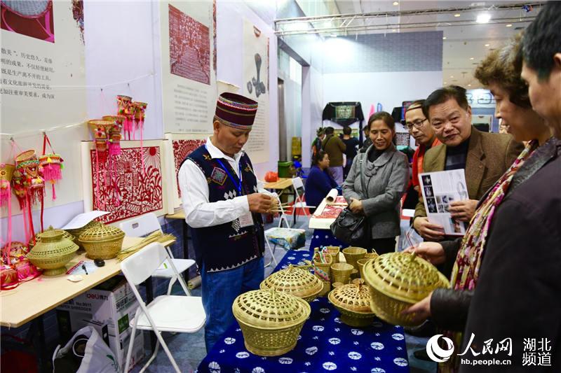 Intangible cultural heritage exhibition along Yangtze River opens in Hubei
