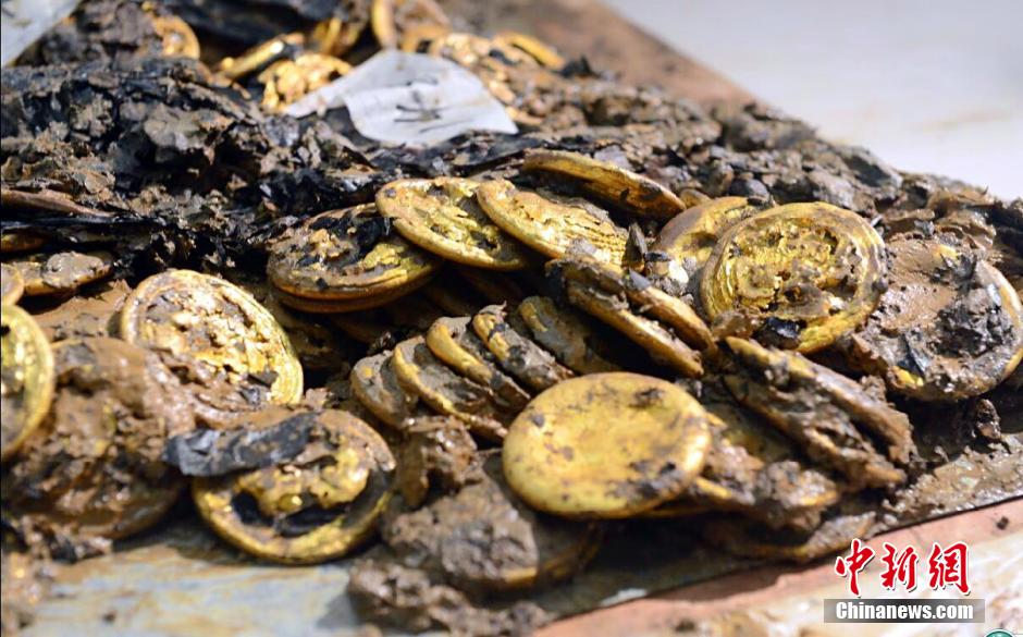 More rare gold relics found in 2000-yr-old tomb