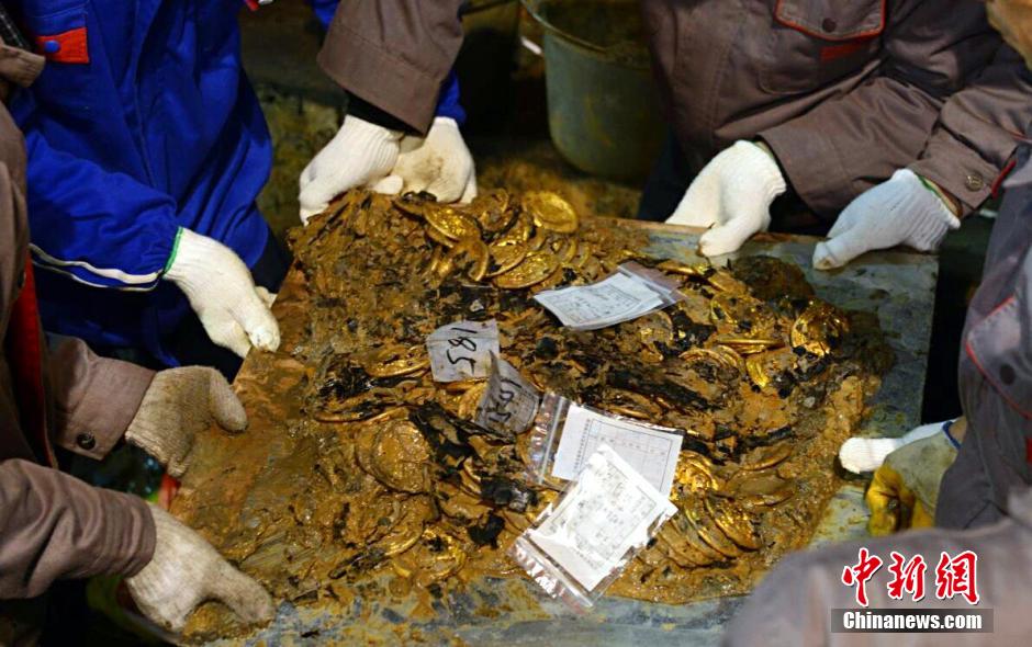 More rare gold relics found in 2000-yr-old tomb