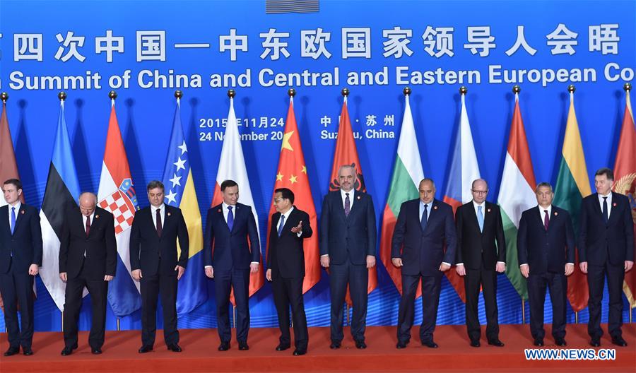 Chinese premier, CEE leaders pose for group photo before 4th China-CEE Summit
