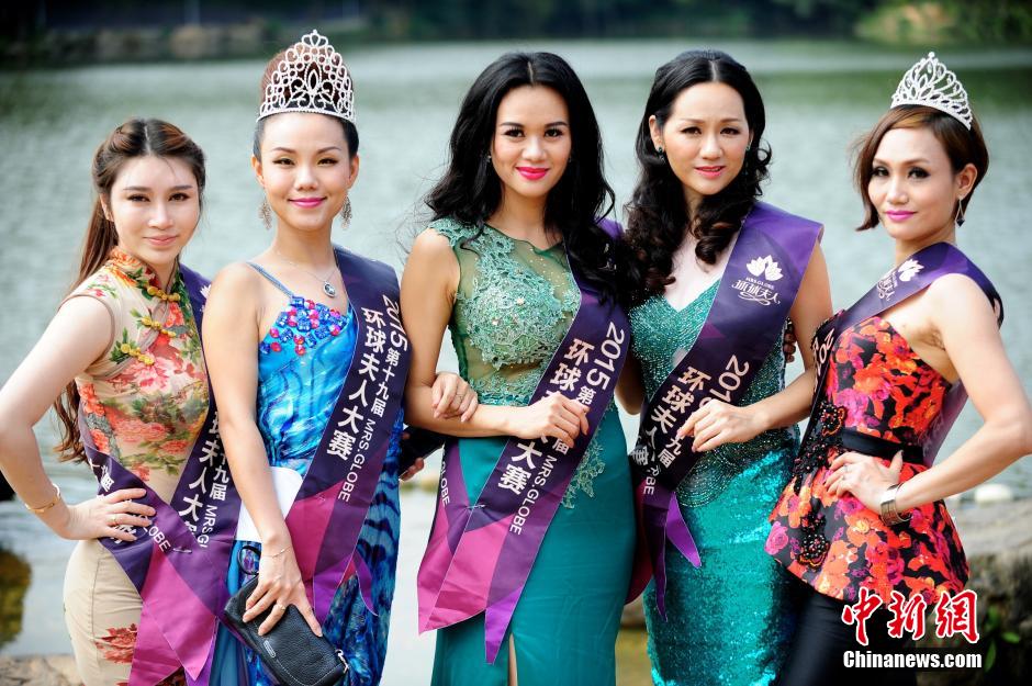 Contestants of Mrs. Globe pose for photo in Shenzhen