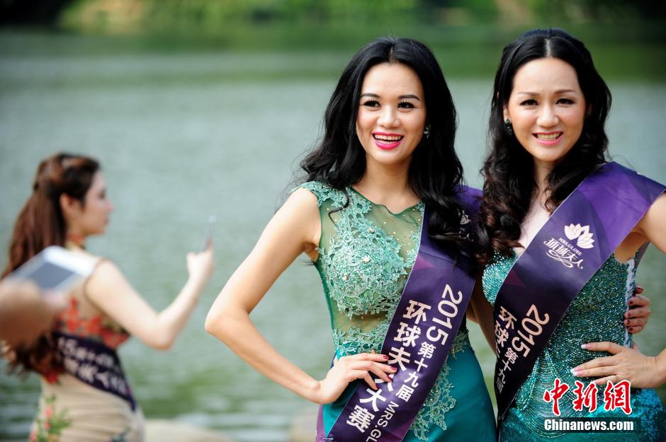 Contestants of Mrs. Globe pose for photo in Shenzhen
