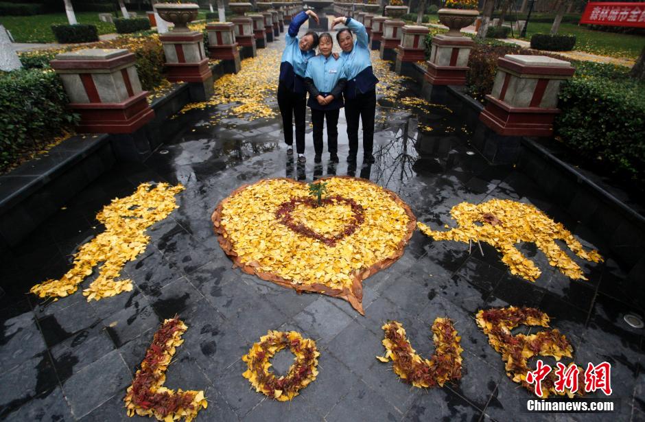 Sanitation workers create amazing 'leaves paintings' in Xi'an
