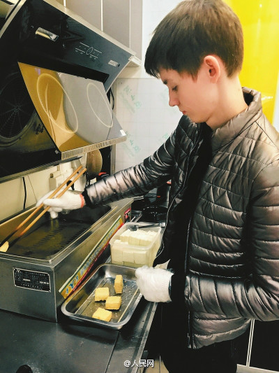 Russian man learns to fry stinky tofu to win the heart of his beloved girl
