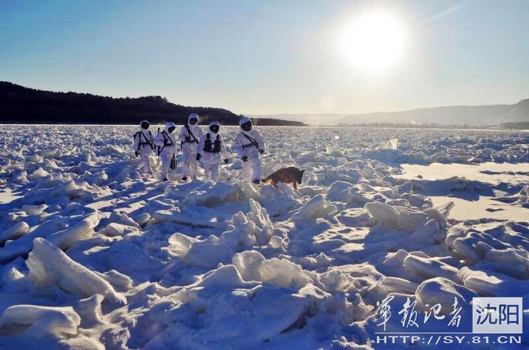 Soldiers hold border patrol in Mohe at minus 38 degrees Celsius