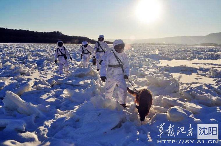 Soldiers hold border patrol in Mohe at minus 38 degrees Celsius