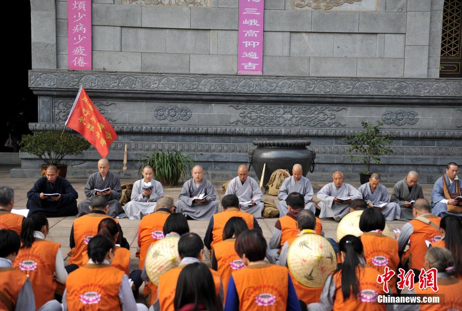 Monks, believers walk 180 km to arrive at Mount Emei