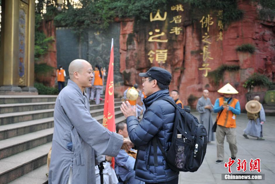Monks, believers walk 180 km to arrive at Mount Emei