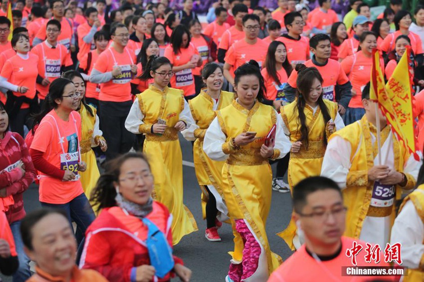 Dressing up for 2015 Nanjing Marathon