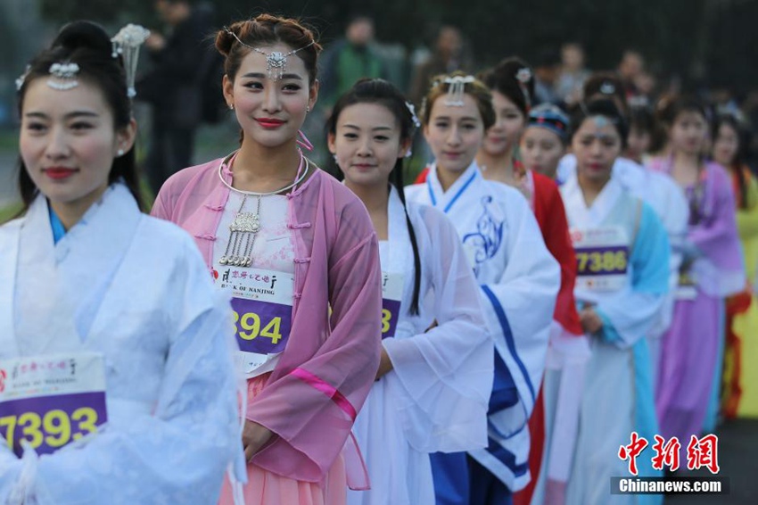 Dressing up for 2015 Nanjing Marathon