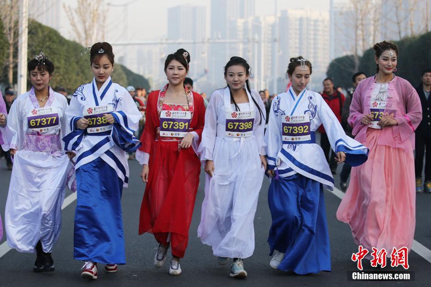 Dressing up for 2015 Nanjing Marathon