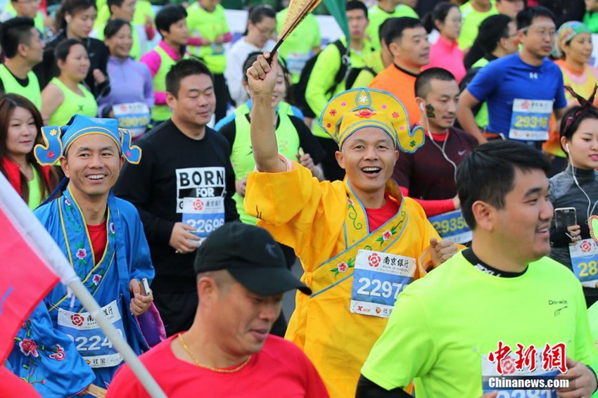 Dressing up for 2015 Nanjing Marathon