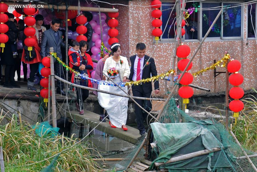 Wedding ceremony held on fishing boat in China's Hangzhou