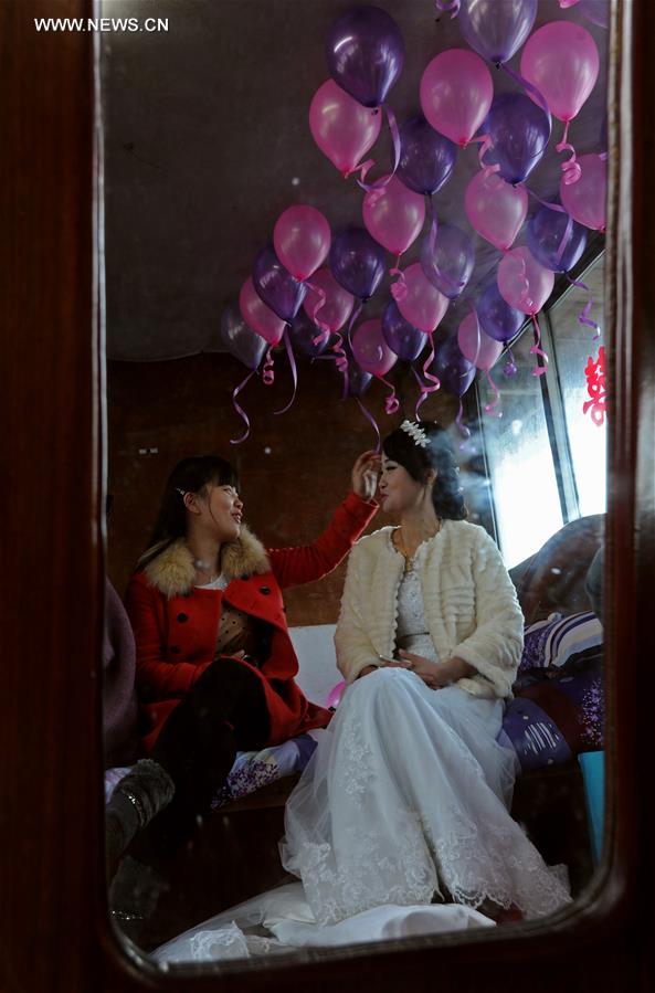 Wedding ceremony held on fishing boat in China's Hangzhou