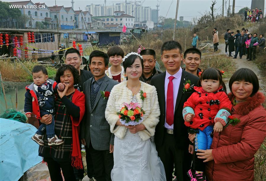 Wedding ceremony held on fishing boat in China's Hangzhou