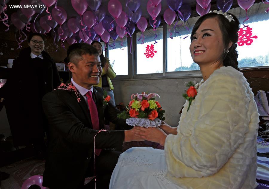 Wedding ceremony held on fishing boat in China's Hangzhou