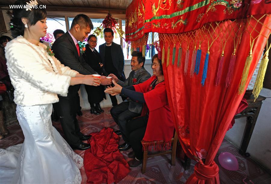 Wedding ceremony held on fishing boat in China's Hangzhou