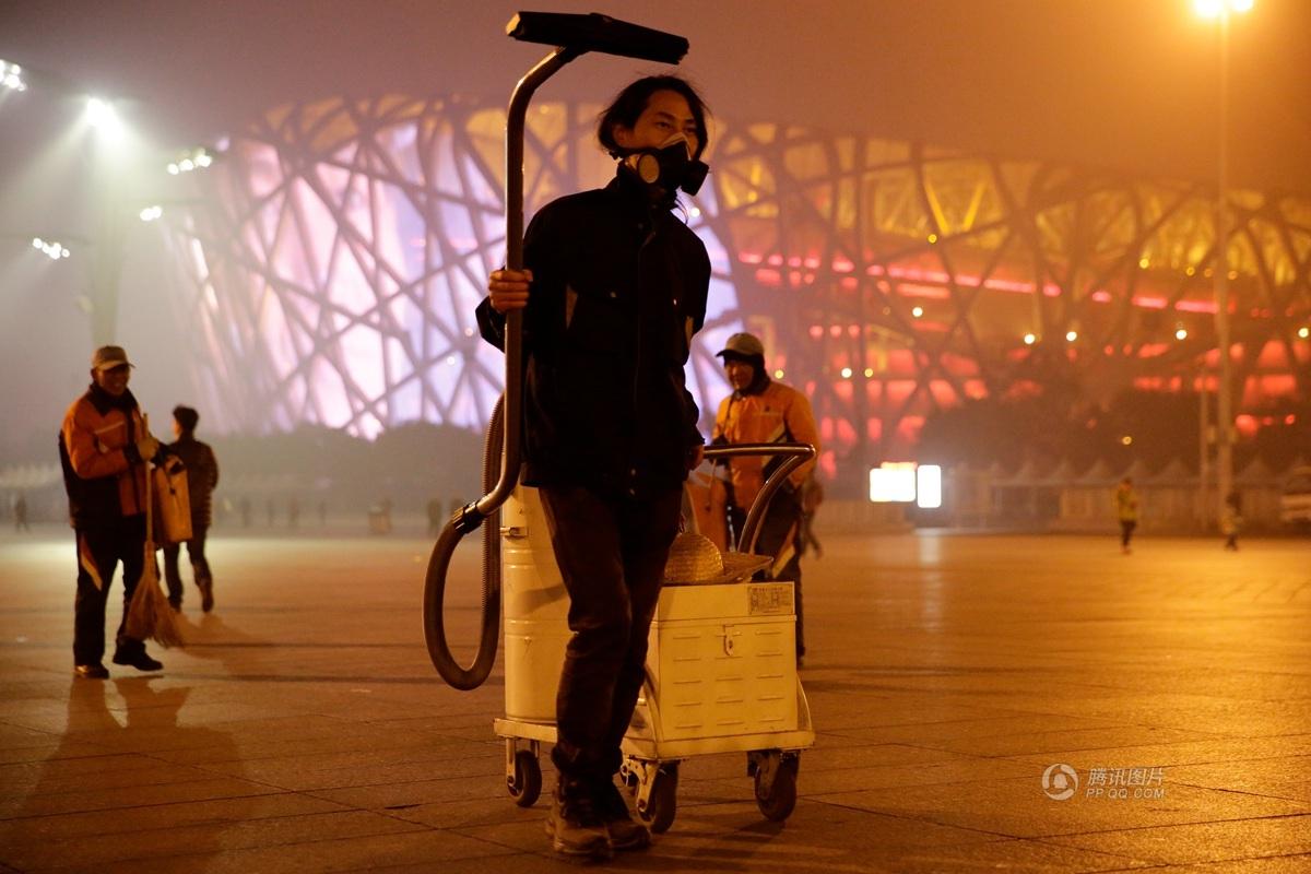Man Turns Beijing Smog into Building Bricks