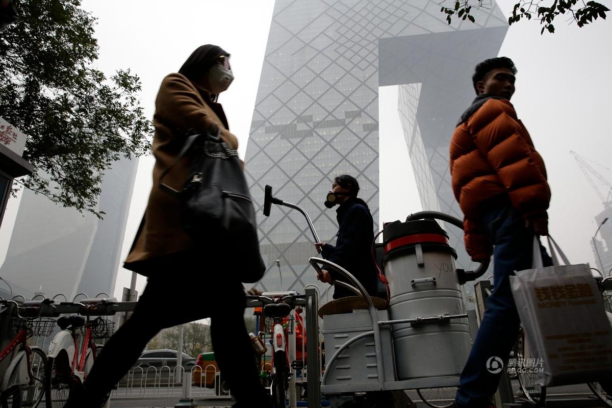 Man Turns Beijing Smog into Building Bricks