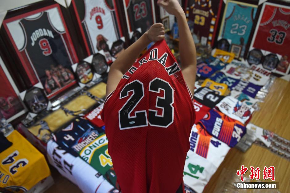 Crazy fan spends 400,000 yuan on NBA souvenirs 