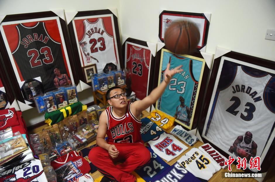 Crazy fan spends 400,000 yuan on NBA souvenirs 