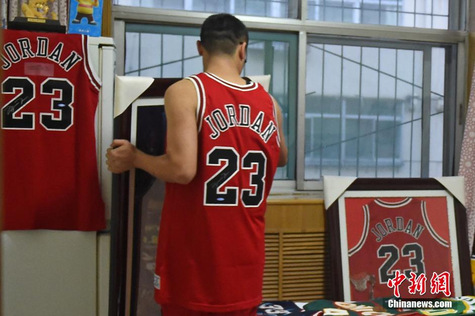 Crazy fan spends 400,000 yuan on NBA souvenirs 