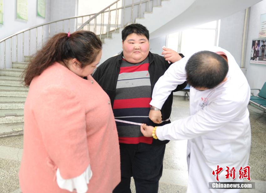 Sichuan overweight couple strives to lose weight to be parents
