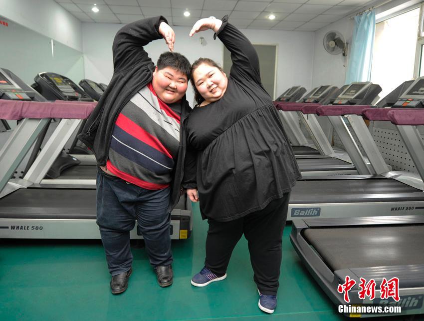 Sichuan overweight couple strives to lose weight to be parents