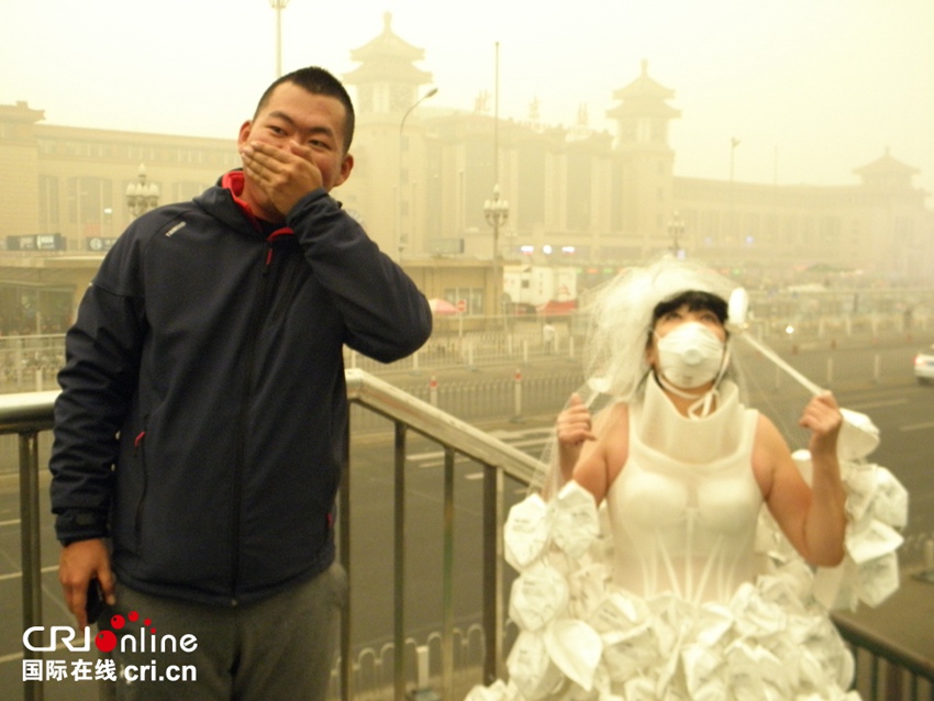 Chinese artist stages anti-smog themed show on street