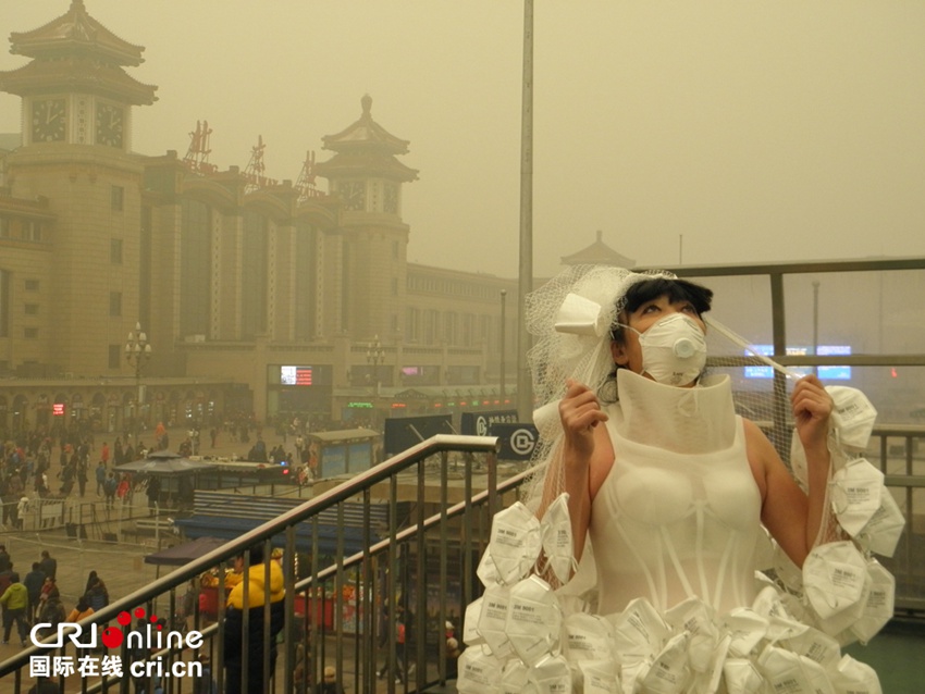 Chinese artist stages anti-smog themed show on street