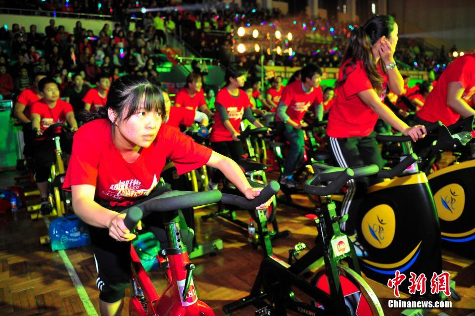 300 fans ride spinning bikes together in SW China