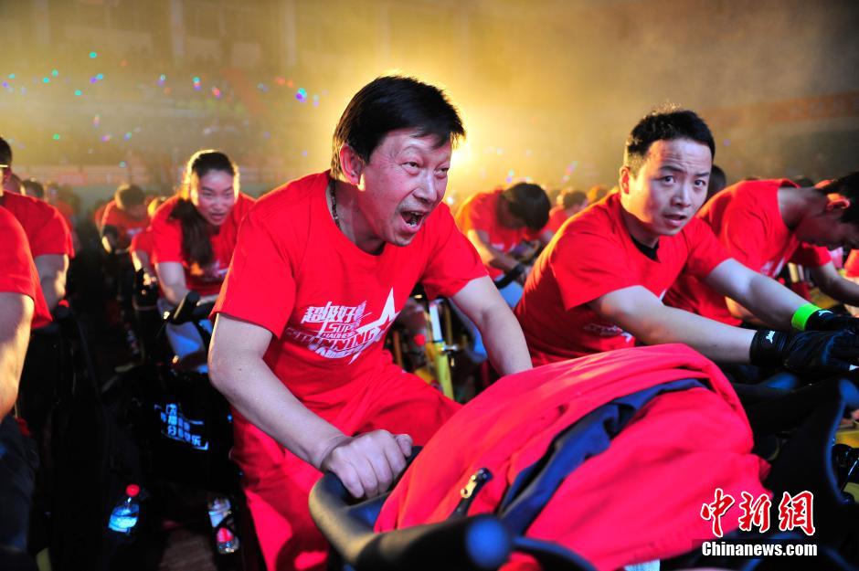 300 fans ride spinning bikes together in SW China
