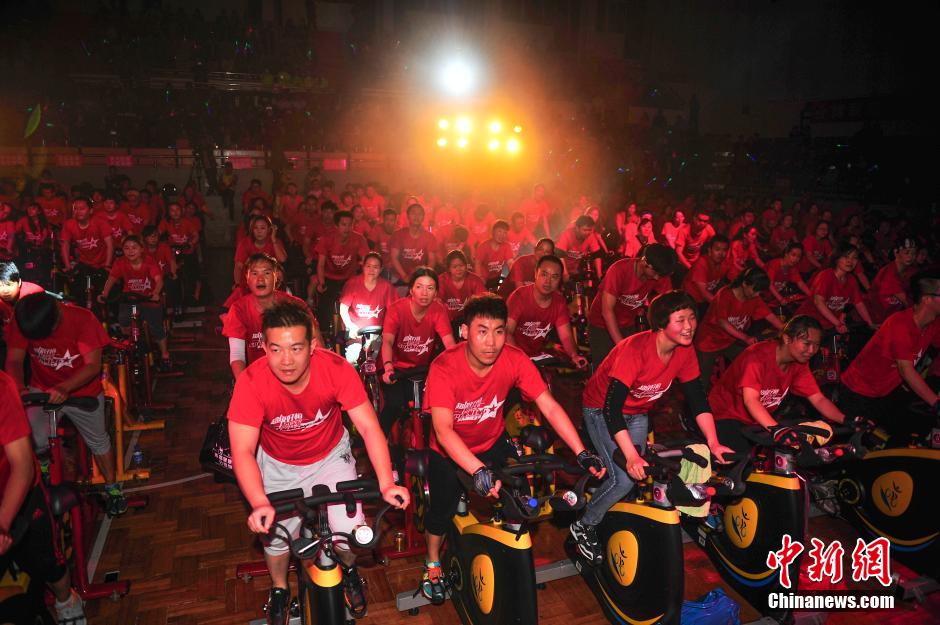 300 fans ride spinning bikes together in SW China