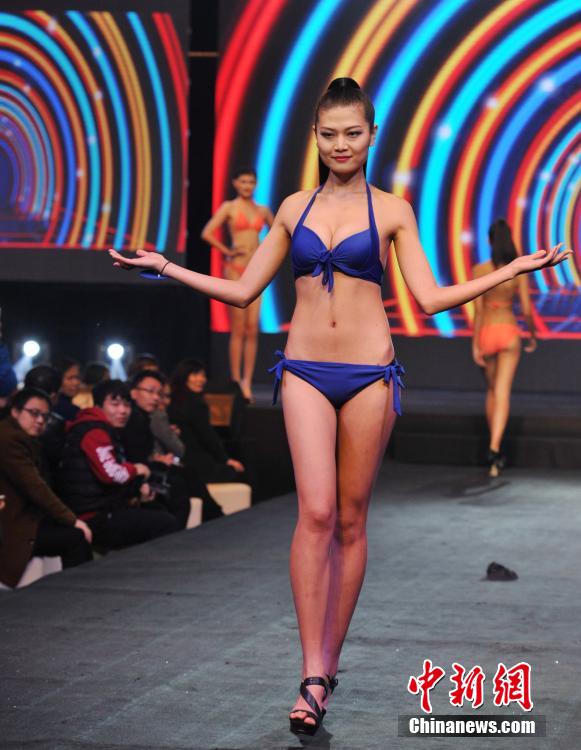 Contestants for New Silk Road model contest give bikini show