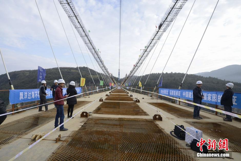 World's longest glass bridge comes to its closure