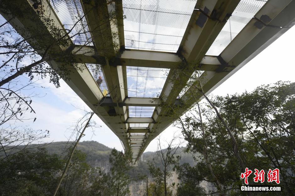 World's longest glass bridge comes to its closure