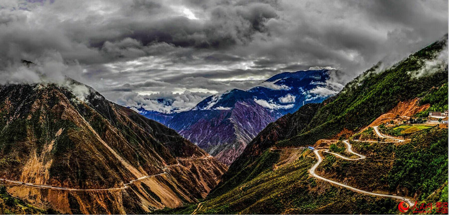 Grand scenery along Sichuan-Tibet highway
