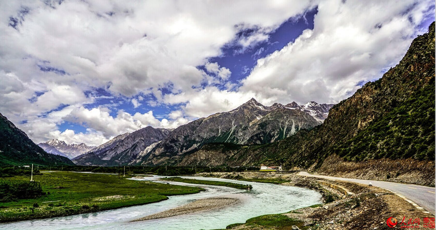 Grand scenery along Sichuan-Tibet highway