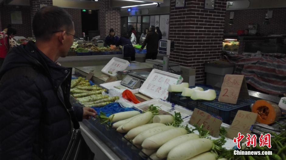 Vegetable vender who runs a self-help booth never gets paid less
