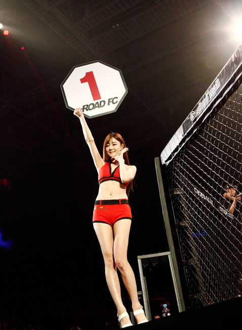 Charming octagon girl shines in fighting competition
