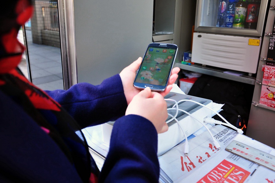 Multifunctional newsstand with Wi-Fi put into use in Shanghai