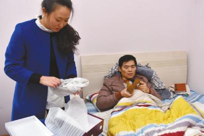 Man with bone cancer consults with lawyers after receiving 500,000 yuan in donations